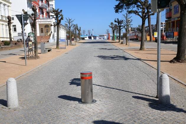 Nichts geht mehr am Meer: Blick am Montag (06.04.2020) auf das fast leere Seebad Zinnowitz (Landkreis Vorpommern Greifswald) Insel Usedom . Der Ort liefert derzeit einen Vorgeschmack auf das bevorstehende Osterwochenende. Dann soll es einer Regelung der hiesigen Landesregierung zufolge auch für Einheimische nicht mehr gestattet sein ausgedehnte Spaziergänge an den Stränden des Landes Mecklenburg Vorpommern zu unternehmen. So nutzten einige wenige das schöne Wetter des Tages noch einmal für einen Abstecher auf die Ostseeinsel Usedom.
