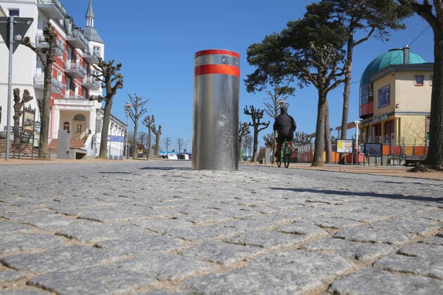 Nichts geht mehr am Meer: Blick am Montag (06.04.2020) auf das fast leere Seebad Zinnowitz (Landkreis Vorpommern Greifswald) Insel Usedom . Der Ort liefert derzeit einen Vorgeschmack auf das bevorstehende Osterwochenende. Dann soll es einer Regelung der hiesigen Landesregierung zufolge auch für Einheimische nicht mehr gestattet sein ausgedehnte Spaziergänge an den Stränden des Landes Mecklenburg Vorpommern zu unternehmen. So nutzten einige wenige das schöne Wetter des Tages noch einmal für einen Abstecher auf die Ostseeinsel Usedom.