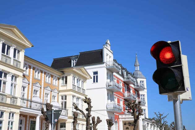 Nichts geht mehr am Meer: Blick am Montag (06.04.2020) auf das fast leere Seebad Zinnowitz (Landkreis Vorpommern Greifswald) Insel Usedom . Der Ort liefert derzeit einen Vorgeschmack auf das bevorstehende Osterwochenende. Dann soll es einer Regelung der hiesigen Landesregierung zufolge auch für Einheimische nicht mehr gestattet sein ausgedehnte Spaziergänge an den Stränden des Landes Mecklenburg Vorpommern zu unternehmen. So nutzten einige wenige das schöne Wetter des Tages noch einmal für einen Abstecher auf die Ostseeinsel Usedom.