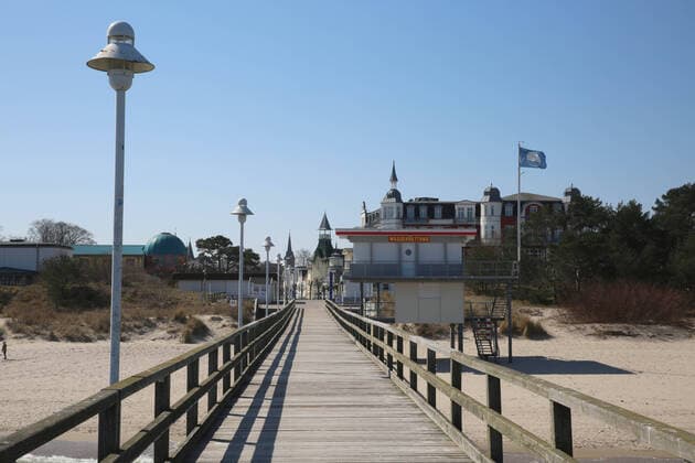 Nichts geht mehr am Meer: Blick am Montag (06.04.2020) auf das fast leere Seebad Zinnowitz (Landkreis Vorpommern Greifswald) Insel Usedom . Der Ort liefert derzeit einen Vorgeschmack auf das bevorstehende Osterwochenende. Dann soll es einer Regelung der hiesigen Landesregierung zufolge auch für Einheimische nicht mehr gestattet sein ausgedehnte Spaziergänge an den Stränden des Landes Mecklenburg Vorpommern zu unternehmen. So nutzten einige wenige das schöne Wetter des Tages noch einmal für einen Abstecher auf die Ostseeinsel Usedom.