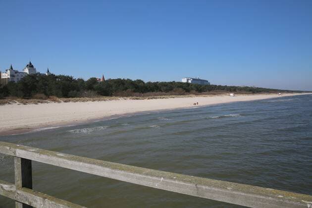 Nichts geht mehr am Meer: Blick am Montag (06.04.2020) auf das fast leere Seebad Zinnowitz (Landkreis Vorpommern Greifswald) Insel Usedom . Der Ort liefert derzeit einen Vorgeschmack auf das bevorstehende Osterwochenende. Dann soll es einer Regelung der hiesigen Landesregierung zufolge auch für Einheimische nicht mehr gestattet sein ausgedehnte Spaziergänge an den Stränden des Landes Mecklenburg Vorpommern zu unternehmen. So nutzten einige wenige das schöne Wetter des Tages noch einmal für einen Abstecher auf die Ostseeinsel Usedom.