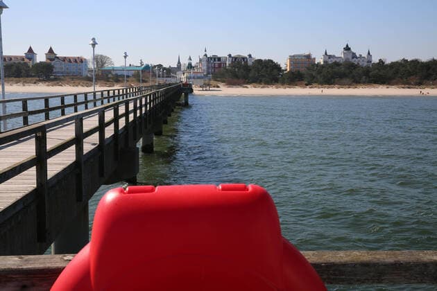 Nichts geht mehr am Meer: Blick am Montag (06.04.2020) auf das fast leere Seebad Zinnowitz (Landkreis Vorpommern Greifswald) Insel Usedom . Der Ort liefert derzeit einen Vorgeschmack auf das bevorstehende Osterwochenende. Dann soll es einer Regelung der hiesigen Landesregierung zufolge auch für Einheimische nicht mehr gestattet sein ausgedehnte Spaziergänge an den Stränden des Landes Mecklenburg Vorpommern zu unternehmen. So nutzten einige wenige das schöne Wetter des Tages noch einmal für einen Abstecher auf die Ostseeinsel Usedom.