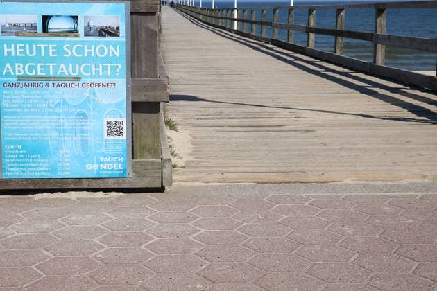 Nichts geht mehr am Meer: Blick am Montag (06.04.2020) auf das fast leere Seebad Zinnowitz (Landkreis Vorpommern Greifswald) Insel Usedom . Der Ort liefert derzeit einen Vorgeschmack auf das bevorstehende Osterwochenende. Dann soll es einer Regelung der hiesigen Landesregierung zufolge auch für Einheimische nicht mehr gestattet sein ausgedehnte Spaziergänge an den Stränden des Landes Mecklenburg Vorpommern zu unternehmen. So nutzten einige wenige das schöne Wetter des Tages noch einmal für einen Abstecher auf die Ostseeinsel Usedom.