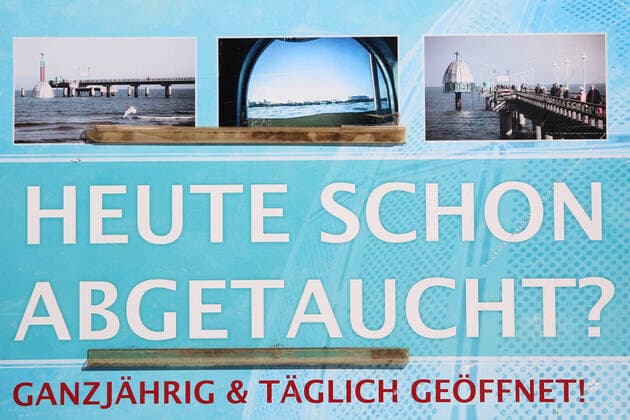 Nichts geht mehr am Meer: Blick am Montag (06.04.2020) auf das fast leere Seebad Zinnowitz (Landkreis Vorpommern Greifswald) Insel Usedom . Der Ort liefert derzeit einen Vorgeschmack auf das bevorstehende Osterwochenende. Dann soll es einer Regelung der hiesigen Landesregierung zufolge auch für Einheimische nicht mehr gestattet sein ausgedehnte Spaziergänge an den Stränden des Landes Mecklenburg Vorpommern zu unternehmen. So nutzten einige wenige das schöne Wetter des Tages noch einmal für einen Abstecher auf die Ostseeinsel Usedom.
