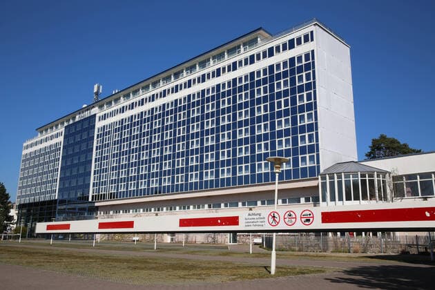Nichts geht mehr am Meer: Blick am Montag (06.04.2020) auf das fast leere Seebad Zinnowitz (Landkreis Vorpommern Greifswald) Insel Usedom . Der Ort liefert derzeit einen Vorgeschmack auf das bevorstehende Osterwochenende. Dann soll es einer Regelung der hiesigen Landesregierung zufolge auch für Einheimische nicht mehr gestattet sein ausgedehnte Spaziergänge an den Stränden des Landes Mecklenburg Vorpommern zu unternehmen. So nutzten einige wenige das schöne Wetter des Tages noch einmal für einen Abstecher auf die Ostseeinsel Usedom.