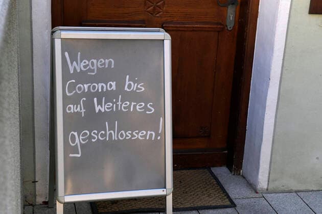 05.04.2020, Mindelheim (Unterallgäu) Stadtansicht in Corona-Virus-Zeiten, Schild: Wegen Corona bis auf weiteres geschlossen steht auf dem Schild beim Restaurant Weberhaus. 05.04.2020, Mindelheim 05.04.2020, Mindelheim