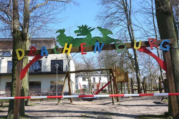 Nichts geht mehr am Meer: Blick am Montag (06.04.2020) auf das fast leere Seebad Zinnowitz (Landkreis Vorpommern Greifswald) Insel Usedom . Der Ort liefert derzeit einen Vorgeschmack auf das bevorstehende Osterwochenende. Dann soll es einer Regelung der hiesigen Landesregierung zufolge auch für Einheimische nicht mehr gestattet sein ausgedehnte Spaziergänge an den Stränden des Landes Mecklenburg Vorpommern zu unternehmen. So nutzten einige wenige das schöne Wetter des Tages noch einmal für einen Abstecher auf die Ostseeinsel Usedom. Im Bild ein Blick auf den Spielplatz