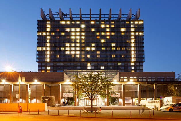 Das Bettenhaus der Uniklinik Köln, wo eine neue Behandlungsmethode für Corona-Patienten mit der Übertragung von Blutplasma bereits Genesener angelaufen ist. Köln, 05.04.2020