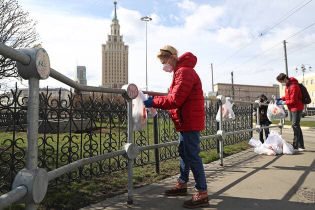 Coronavirus in Russland, Initiative verteilt Essen an BedÃ¼rftige in Moskau MOSCOW, RUSSIA - APRIL 6, 2020: Activists tie bags of food and essentials in Komsomolskaya Square as part of the You Are Not Alone initiative held by the Nochlezhka charity in Moscow and St Petersburg to support homeless people during the COVID-19 pandemic. Under the initiative, such bags are handed out to homeless people or left for them in public places. Anton Novoderezhkin TASS  TS0D48DC