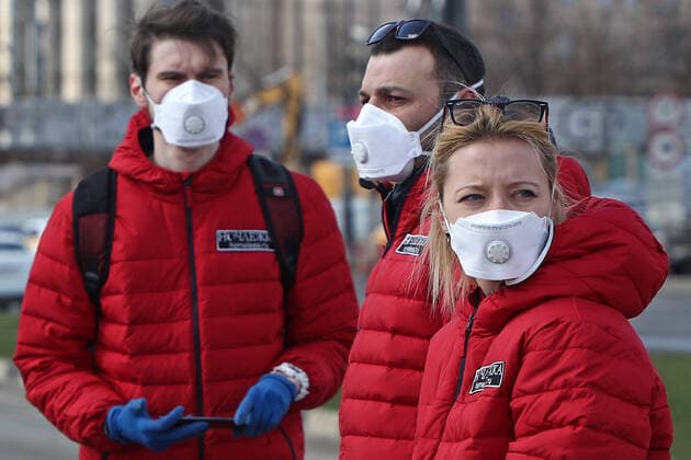 Coronavirus in Russland, Initiative verteilt Essen an BedÃ¼rftige in Moskau MOSCOW, RUSSIA - APRIL 6, 2020: Activists of the You Are Not Alone initiative held by the Nochlezhka charity in Moscow and St Petersburg to support homeless people during the COVID-19 pandemic. Under the initiative, bags of food and essential supplies are handed out to homeless people or left for them in public places. Anton Novoderezhkin TASS  TS0D48E0