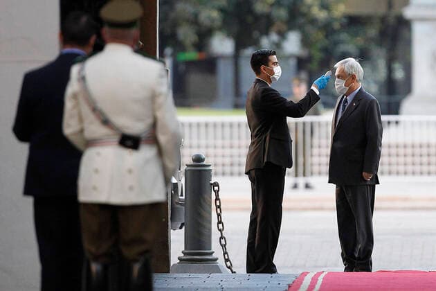 Santiago, April 6, 2020 The President of the Republic, Sebastian Pinera, wears a mask on his face during the Honors of the Mint Palace Guard Dragomir Yankovic Aton Chile, Santiago Chile Aton 410004  Copyright: DRAGOMIRxYANKOVIC ATONxCHILE