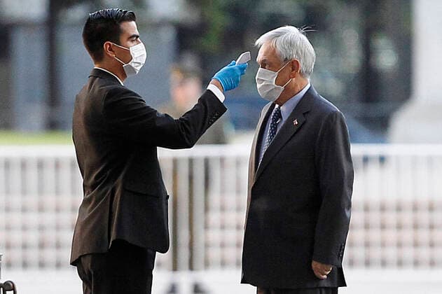 Santiago, April 6, 2020 The President of the Republic, Sebastian Pinera, wears a mask on his face during the Honors of the Mint Palace Guard Dragomir Yankovic Aton Chile, Santiago Chile Aton 410005  Copyright: DRAGOMIRxYANKOVIC ATONxCHILE