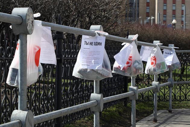 Coronavirus in Russland, Initiative verteilt Essen an BedÃ¼rftige in Moskau MOSCOW, RUSSIA - APRIL 6, 2020: Bags of food and essentials left in Komsomolskaya Square as part of the You Are Not Alone initiative held by the Nochlezhka charity in Moscow and St Petersburg to support homeless people during the COVID-19 pandemic. Under the initiative, such bags are handed out to homeless people or left for them in public places. Anton Novoderezhkin TASS  TS0D48D4