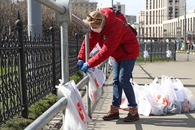 Coronavirus in Russland, Initiative verteilt Essen an BedÃ¼rftige in Moskau MOSCOW, RUSSIA - APRIL 6, 2020: An activist ties bags of food and essentials in Komsomolskaya Square as part of the You Are Not Alone initiative held by the Nochlezhka charity in Moscow and St Petersburg to support homeless people during the COVID-19 pandemic. Under the initiative, such bags are handed out to homeless people or left for them in public places. Anton Novoderezhkin TASS  TS0D48DF