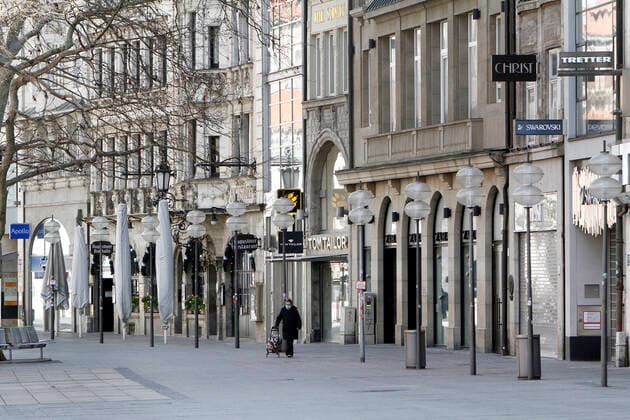 Durch die behördlich verfügten Ausgangsbeschränkungen sowie dem Öffnungsverbot der Geschäfte ist die ansonsten immer sehr stark von Passanten frequentierte Fußgängerzone und Einkaufsstraße Kaufingerstraße in München weitgehend menschenleer, Bayern, Deutschland