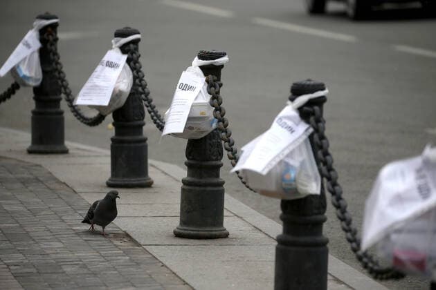 News Bilder des Tages ST PETERSBURG, RUSSIA - APRIL 6, 2020: Bags of food and essential supplies left by volunteers of the Nochlezhka charity as part of the initiative held in St Petersburg and Moscow to support homeless people during the COVID-19 pandemic. Under the initiative, such bags are handed out to homeless people or left for them in public places. Peter Kovalev TASS  TS0D48D9