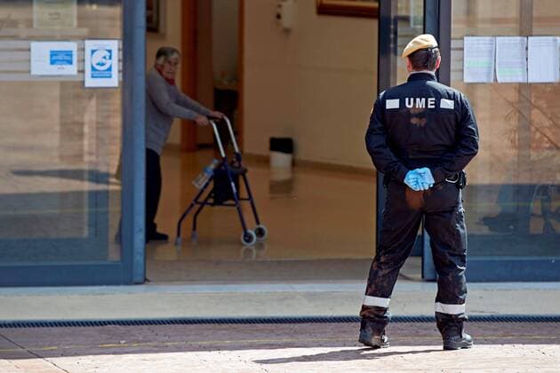 Members of the Spanish Army s Military Emergency Unit (UME) carry on disinfection work at Los Sauces nursing home in Sant Boi, Barcelona, Spain, 06 April 2020. Spain faces the 23rd consecutive day of mandatory home confinement in a bid to slow down the spread of the pandemic COVID-19 disease caused by the SARS-CoV-2 coronavirus. Coronavirus situation in Spain !ACHTUNG: NUR REDAKTIONELLE NUTZUNG!  Copyright: xAlejandroxGarcíax GRAFCAT4389 20200406-637217831084381861