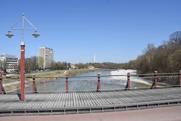 Libesschloesser auf Thalkirchner Bruecke-ueber Isar Flusslauf Muenchen 06.04.20 Muenchen