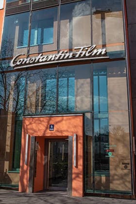 Constantin Film Firmenlogo an Fassade des Firmensitz in München Constantin Film, Firmensitz in München *** Constantin Film company logo on the facade of the company headquarters in Munich Constantin Film, company headquarters in Munich