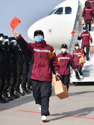 (200406) -- XI AN, April 6, 2020 -- Medical workers arrive at Xi an Xianyang International Airport in northwest China s Shaanxi Province, April 6, 2020. A batch of 121 medical workers returned to Shaanxi on Monday after aiding the fight against the COVID-19 in central China s Hubei Province. ) CHINA-SHAANXI-XI AN-MEDICAL WORKERS-RETURN FROM HUBEI (CN) LiuxXiao 