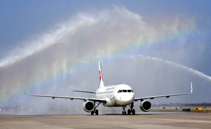 (200406) -- XI AN, April 6, 2020 -- An airplane carrying medical workers supporting virus-hit Hubei Province receives a water salute at Xi an Xianyang International Airport in northwest China s Shaanxi Province, April 6, 2020. A batch of 121 medical workers returned to Shaanxi on Monday after aiding the fight against the COVID-19 in central China s Hubei Province. ) CHINA-SHAANXI-XI AN-MEDICAL WORKERS-RETURN FROM HUBEI (CN) LiuxXiao 