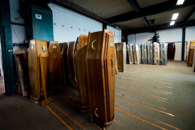 Funexpress - entreprise FAMA prepare a flux tendu les cercueils destines aux professionnels du secteur funeraire de l Ile de France mais aussi aux Ephad - Les Cercueils sont ici equipes selon les desirs des familles NEWS : COVID19 - Ile de France - 06 04 2020 JBAutissier Panoramic 