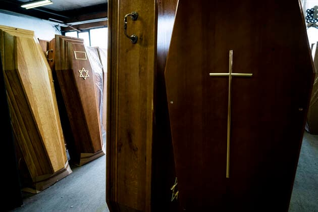 Funexpress - entreprise FAMA prepare a flux tendu les cercueils destines aux professionnels du secteur funeraire de l Ile de France mais aussi aux Ephad - Les Cercueils sont ici equipes selon les desirs des familles NEWS : COVID19 - Ile de France - 06 04 2020 JBAutissier Panoramic 