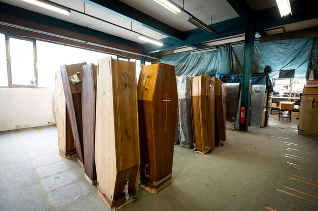 Funexpress - entreprise FAMA prepare a flux tendu les cercueils destines aux professionnels du secteur funeraire de l Ile de France mais aussi aux Ephad - Les Cercueils sont ici equipes selon les desirs des familles NEWS : COVID19 - Ile de France - 06 04 2020 JBAutissier Panoramic 