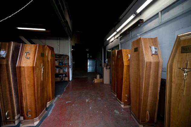 Funexpress - entreprise FAMA prepare a flux tendu les cercueils destines aux professionnels du secteur funeraire de l Ile de France mais aussi aux Ephad - Les Cercueils sont ici equipes selon les desirs des familles NEWS : COVID19 - Ile de France - 06 04 2020 JBAutissier Panoramic 