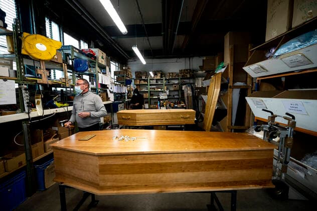 Funexpress - entreprise FAMA prepare a flux tendu les cercueils destines aux professionnels du secteur funeraire de l Ile de France mais aussi aux Ephad - Les Cercueils sont ici equipes selon les desirs des familles NEWS : COVID19 - Ile de France - 06 04 2020 JBAutissier Panoramic 