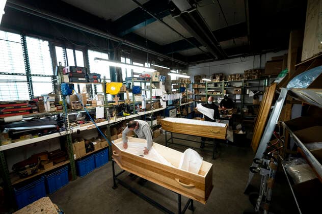 Funexpress - entreprise FAMA prepare a flux tendu les cercueils destines aux professionnels du secteur funeraire de l Ile de France mais aussi aux Ephad - Les Cercueils sont ici equipes selon les desirs des familles NEWS : COVID19 - Ile de France - 06 04 2020 JBAutissier Panoramic 