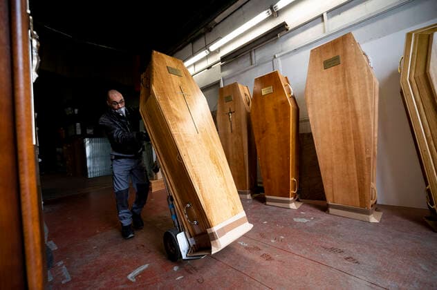 Funexpress - entreprise FAMA prepare a flux tendu les cercueils destines aux professionnels du secteur funeraire de l Ile de France mais aussi aux Ephad - Les Cercueils sont ici equipes selon les desirs des familles NEWS : COVID19 - Ile de France - 06 04 2020 JBAutissier Panoramic 