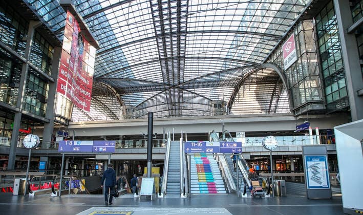 Coronavirus in Berlin Berlin, 06.04.2020, Hauptbahnhof. Wegen der Massnahmen zur Eindaemmung des Coronavirus sind ungewoehnlich wenig Menschen zu Berufsverkehrzeiten in der Haupthalle des Bahnhofs unterwegs. Berlin Berlin Deutschland Hauptbahnhof
