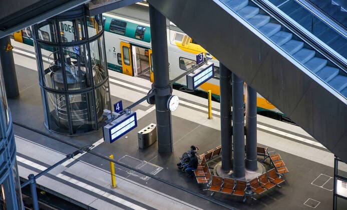 Coronavirus in Berlin Berlin, 06.04.2020, Hauptbahnhof. Wegen der Massnahmen zur Eindaemmung des Coronavirus sind ungewoehnlich wenig Menschen auf den Bahnsteigen des Bahnhofs unterwegs. Zwei Fahrgaeste sitzen neben einem leeren Regionalzug der ODEG . Berlin Berlin Deutschland Hauptbahnhof