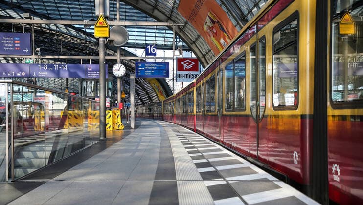 Coronavirus in Berlin Berlin, 06.04.2020, Hauptbahnhof. Wegen der Massnahmen zur Eindaemmung des Coronavirus sind ungewoehnlich wenig Menschen zu Berufsverkehrzeiten auf den Bahnsteigen des Bahnhofs unterwegs. Berlin Berlin Deutschland Hauptbahnhof
