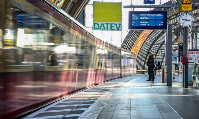 Coronavirus in Berlin Berlin, 06.04.2020, Hauptbahnhof. Wegen der Massnahmen zur Eindaemmung des Coronavirus sind ungewoehnlich wenig Menschen zu Berufsverkehrzeiten auf den Bahnsteigen des Bahnhofs unterwegs. Eine S-Bahn der Linie S9 faehrt Richtung Spandau aus dem Bahnhof. Berlin Berlin Deutschland Hauptbahnhof