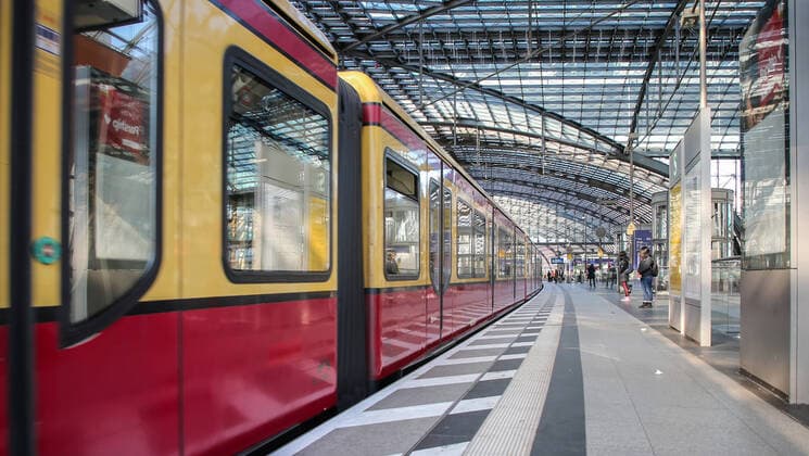 Coronavirus in Berlin Berlin, 06.04.2020, Hauptbahnhof. Wegen der Massnahmen zur Eindaemmung des Coronavirus sind ungewoehnlich wenig Menschen zu Berufsverkehrzeiten auf den Bahnsteigen des Bahnhofs unterwegs. Eine S-Bahn faehrt aus dem Bahnhof. Berlin Berlin Deutschland Hauptbahnhof