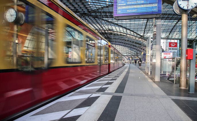 Coronavirus in Berlin Berlin, 06.04.2020, Hauptbahnhof. Wegen der Massnahmen zur Eindaemmung des Coronavirus sind ungewoehnlich wenig Menschen zu Berufsverkehrzeiten auf den Bahnsteigen des Bahnhofs unterwegs. Eine S-Bahn der Linie S7 faehrt Richtung Ahrensfelde aus dem Bahnhof. Berlin Berlin Deutschland Hauptbahnhof