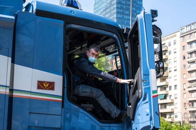 Milan - Coronavirus Covid Emergency 19 - Sanitation by the State Police, Via Vittor Pisani with the Central Station in the background (Francesco Bozzo Fotogramma, Milan - 2020-04-06) p.s. la foto e utilizzabile nel rispetto del contesto in cui e stata scattata, e senza intento diffamatorio del decoro delle persone rappresentate  Copyright: xFrancescoxBozzox xFOTOGRAMMAx