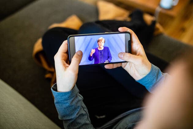 Corona-Krise Statement der Bundeskanzlerin Angela Merkel zur aktuellen Lage der Corona-Krise (Symbolbild, Symbolfoto) des Schule am 6. April 2020 in Dessau, Sachsen Anhalt, Germany