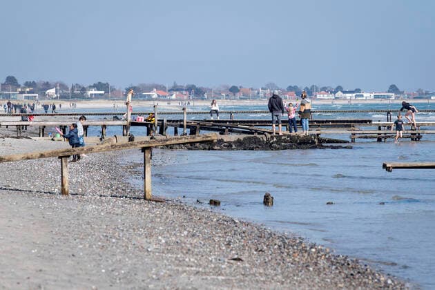 Foraaret og paaskeferien bliver indtaget i fulde drag ved Bellevue Strand i Aarhus mandag den 6. april 2020.. , Aarhus Denmark Copyright: BoxAmstrup BoxAmstrupx cop109 spdk20200406-160418-L