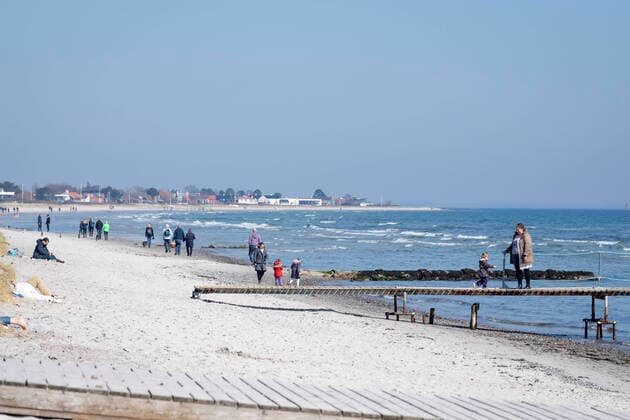 Foraaret og paaskeferien bliver indtaget i fulde drag ved Bellevue Strand i Aarhus mandag den 6. april 2020.. , Aarhus Denmark Copyright: BoxAmstrup BoxAmstrupx cop109 spdk20200406-160422-L