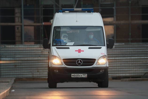 MOSCOW, RUSSIA - APRIL 6, 2020: An ambulance crew in protective suits at the Novomoskovsky multipurpose medical center for patients suspected of the COVID-19 coronavirus infection and passengers with acute respiratory viral infection (ARVI) symptoms arriving from countries with unfavorable epidemiological situation. Sergei Fadeichev TASS  TS0D4A0B