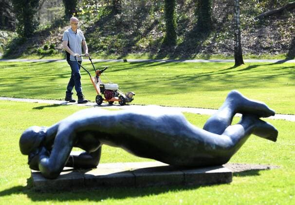 2020-04-06 12:24:45 OTTERLO - In de beeldentuin van museum Kroller-Muller wordt volop gewerkt. Het museum is vanwege het coronavirus tot 1 juni gesloten, maar de werkzaamheden buiten gaan door. ANP PIROSCHKA VAN DE WOUW  Copyright: xx x409320712x