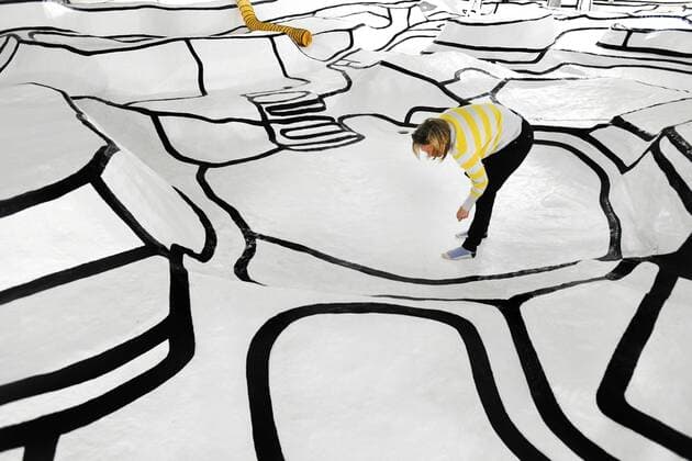 2020-04-06 11:47:40 OTTERLO - Het kunstwerk Jardin d email van Jean Dubuffet in de beeldentuin van Museum Kroller-Muller wordt gerestaureerd. Het museum is vanwege het coronavirus tot 1 juni gesloten, maar de werkzaamheden buiten gaan door. ANP PIROSCHKA VAN DE WOUW  Copyright: xx x409321125x