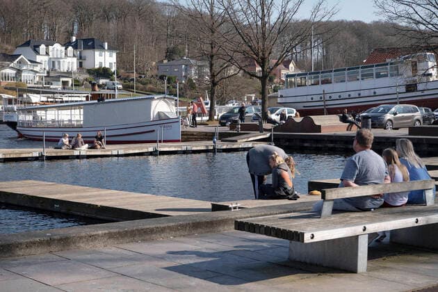 Foraaret og paaskeferien bliver indtaget i fulde drag ved Slusekiosken og Hjejlen i Silkeborg mandag den 6. april 2020.. , Silkeborg Denmark Copyright: BoxAmstrup BoxAmstrupx cop109 spdk20200406-181023-L