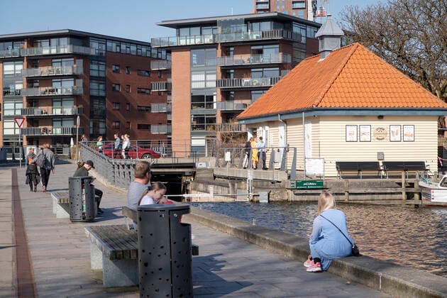 Foraaret og paaskeferien bliver indtaget i fulde drag ved Slusekiosken og Hjejlen i Silkeborg mandag den 6. april 2020.. , Silkeborg Denmark Copyright: BoxAmstrup BoxAmstrupx cop109 spdk20200406-181036-L