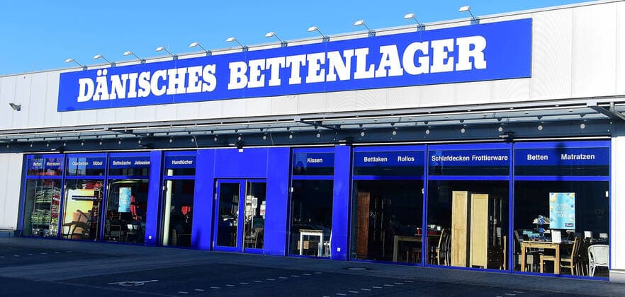 Dänisches Bettenlager am 06.04.2020 in Duisburg Die Firma Dänisches Bettenlager ist eines der führenden Handelsunternehmen für Matratzen, Einrichtungsgegenstände und Wohnaccessoires in Europa. Es bietet über 4.000 Artikel in den Bereichen Wohnen, Schlafen, Einrichten und Dekorieren an.