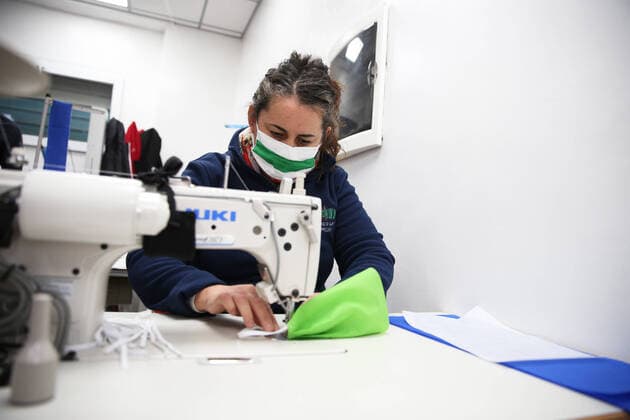 Rome coronavirus in the photo Monica assistant to Giuseppe Fassari who in Torre Maura is committed every day to produce 700 masks for all those who need it from the police to the ordinary citizen (Alberto Lo Bianco Fotogramma, Rome - 2020-04-06) p.s. la foto e utilizzabile nel rispetto del contesto in cui e stata scattata, e senza intento diffamatorio del decoro delle persone rappresentate  Copyright: xAlbertoxLoxBiancox xFOTOGRAMMAx