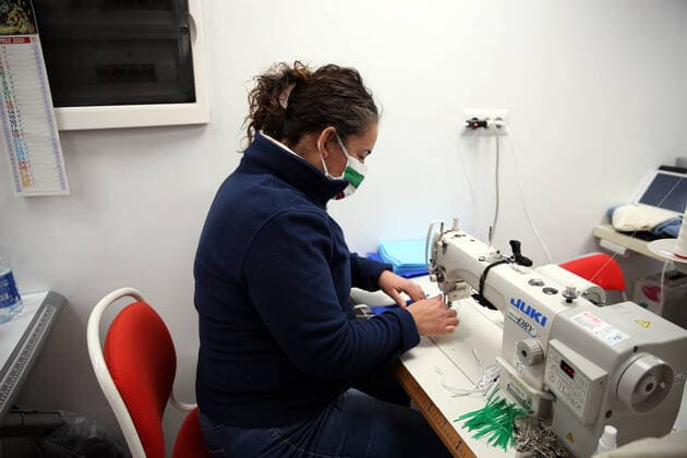 Rome coronavirus in the photo Monica assistant to Giuseppe Fassari who in Torre Maura is committed every day to produce 700 masks for all those who need it from the police to the ordinary citizen (Alberto Lo Bianco Fotogramma, Rome - 2020-04-06) p.s. la foto e utilizzabile nel rispetto del contesto in cui e stata scattata, e senza intento diffamatorio del decoro delle persone rappresentate  Copyright: xAlbertoxLoxBiancox xFOTOGRAMMAx